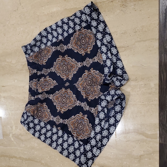 H&M Pattern Shorts - Picture 1 of 3